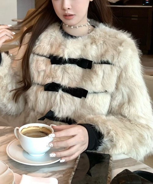 &soiree(アンドソワレ)の「リボンデザインファーショートジャケット(その他アウター・レディース・ベージュ・SMALL/MEDIUM/LARGE)」の5枚目の写真