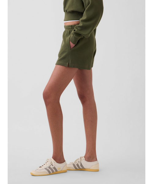 GAP(ギャップ)の「リラックスフィット イージーウエスト ショートパンツ(スウェットパンツ・レディース・ブルー/オリーブ/ダークブラウン/アイボリー・S/XXS/XS/L/M)」の7枚目の写真