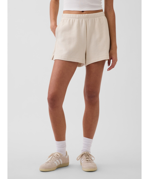 GAP(ギャップ)の「リラックスフィット イージーウエスト ショートパンツ(スウェットパンツ・レディース・ブルー/オリーブ/ダークブラウン/アイボリー・S/XXS/XS/L/M)」の2枚目の写真