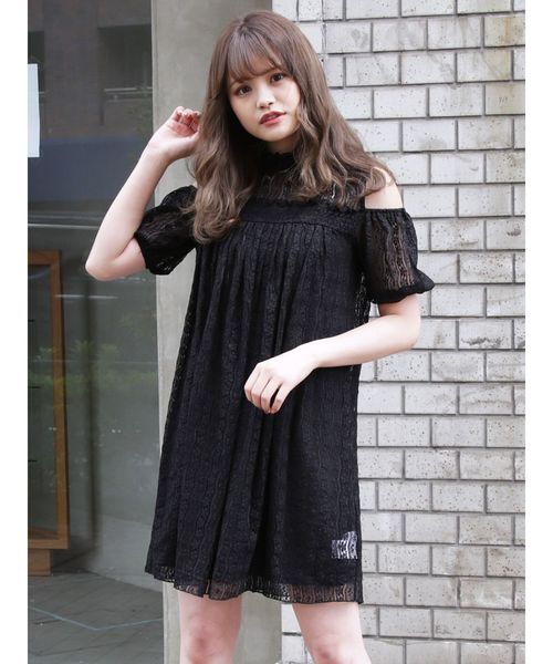 dazzlin（ダズリン）の「レースオープンショルダーワンピース（ワンピース・レディース・ベージュ/オフホワイト/ブラック・FREE）」の2枚目の写真