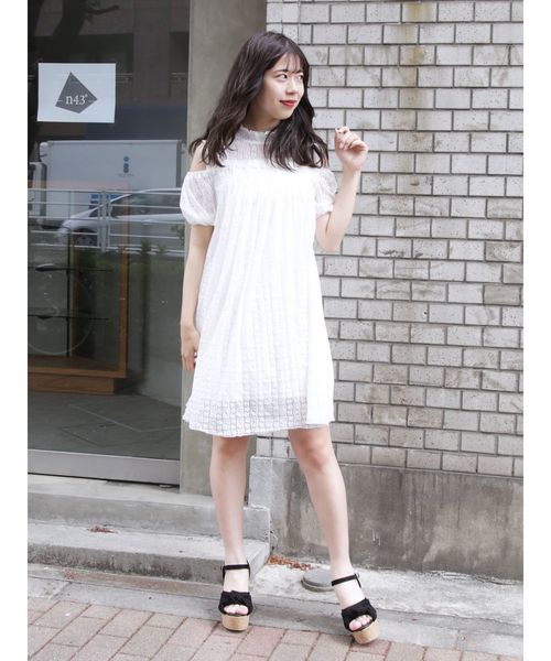 dazzlin（ダズリン）の「レースオープンショルダーワンピース（ワンピース・レディース・ベージュ/オフホワイト/ブラック・FREE）」の13枚目の写真