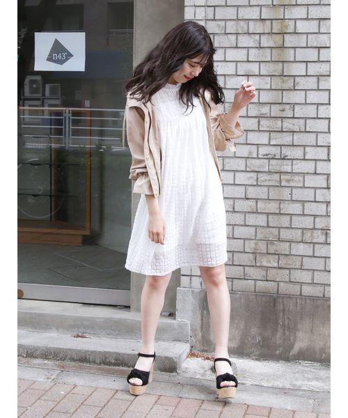 dazzlin（ダズリン）の「レースオープンショルダーワンピース（ワンピース・レディース・ベージュ/オフホワイト/ブラック・FREE）」の4枚目の写真