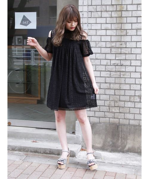 dazzlin（ダズリン）の「レースオープンショルダーワンピース（ワンピース・レディース・ベージュ/オフホワイト/ブラック・FREE）」の17枚目の写真