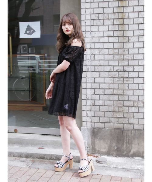 dazzlin（ダズリン）の「レースオープンショルダーワンピース（ワンピース・レディース・ベージュ/オフホワイト/ブラック・FREE）」の22枚目の写真