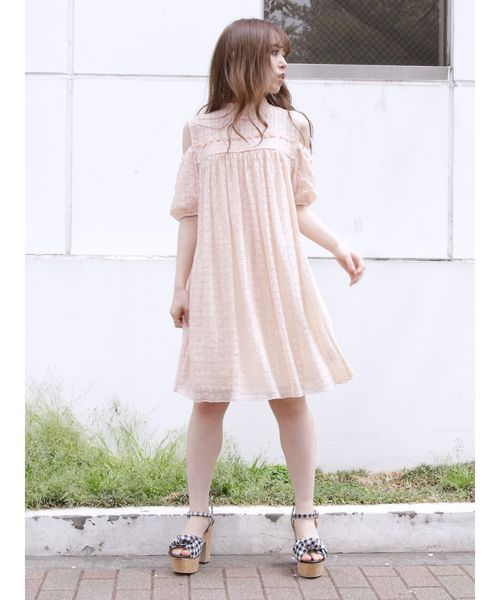 dazzlin（ダズリン）の「レースオープンショルダーワンピース（ワンピース・レディース・ベージュ/オフホワイト/ブラック・FREE）」の14枚目の写真