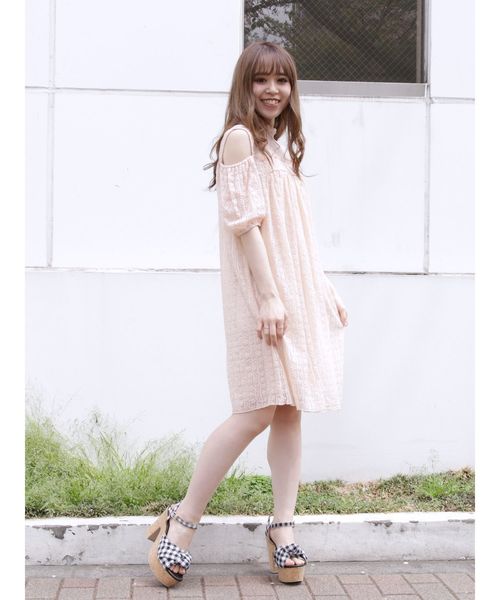 dazzlin（ダズリン）の「レースオープンショルダーワンピース（ワンピース・レディース・ベージュ/オフホワイト/ブラック・FREE）」の5枚目の写真