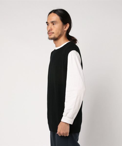 ADPOSION（アドポーション）の「【日本製】片畦編み ニットベスト（ベスト・メンズ・ブラック/ネイビー/ブラウン・MEDIUM/LARGE）」の4枚目の写真