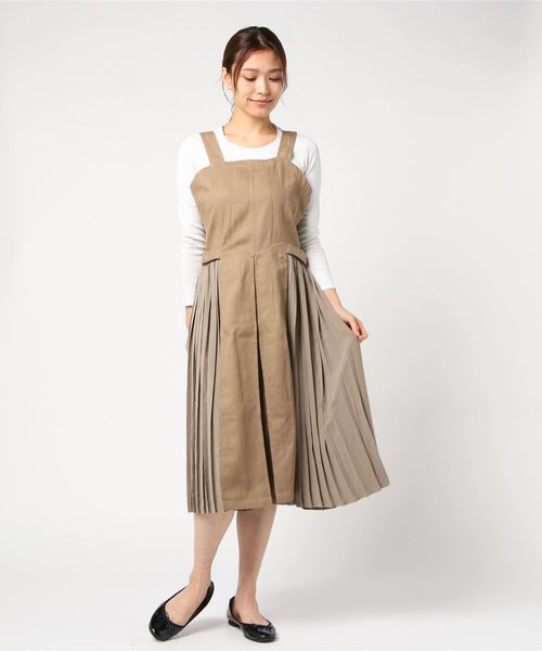 STYLEBLOCK(スタイルブロック)の「カツラギサイドプリーツ切替ジャンパースカートロングワンピース(ジャンパースカート・レディース・ブラック/ベージュ/カーキ/キャメル・M)」の3枚目の写真