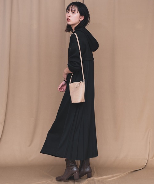 Aunt Marie's(アントマリーズ)の「AUNT MARIE'S バックプリーツフーディーワンピース(ワンピース)」|ブラック