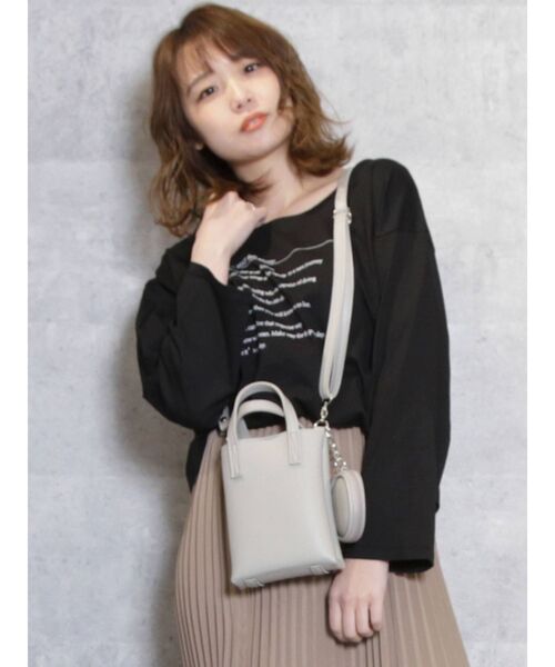 dazzlin（ダズリン）の「メッセージロンT（Tシャツ/カットソー・レディース・オフホワイト/ブラック/グレー・FREE）」の2枚目の写真