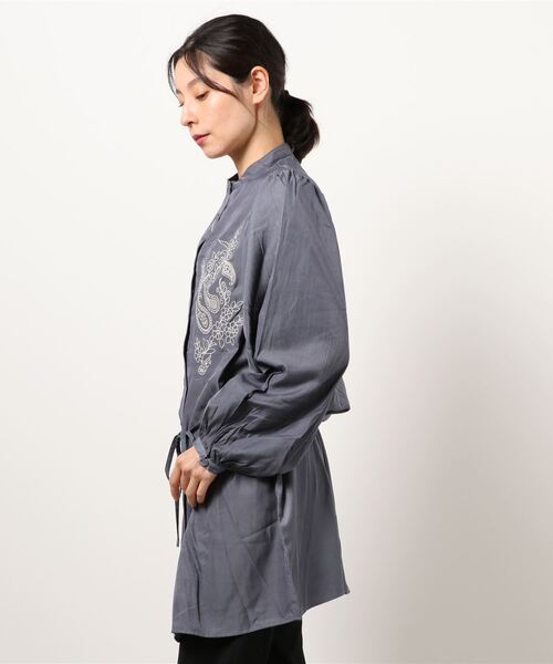 UNRELISH（アンレリッシュ）の「刺繍入りバンドカラーチュニックシャツ（シャツ/ブラウス・レディース・ライトブルー/アイボリー/グリーン系その他・MEDIUM）」の4枚目の写真