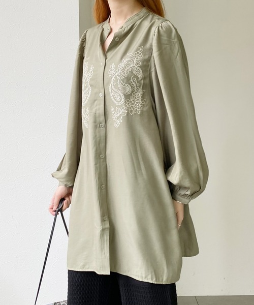 UNRELISH（アンレリッシュ）の「刺繍入りバンドカラーチュニックシャツ（シャツ/ブラウス・レディース・ライトブルー/アイボリー/グリーン系その他・MEDIUM）」の2枚目の写真