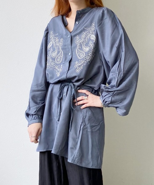 UNRELISH（アンレリッシュ）の「刺繍入りバンドカラーチュニックシャツ（シャツ/ブラウス・レディース・ライトブルー/アイボリー/グリーン系その他・MEDIUM）」の3枚目の写真