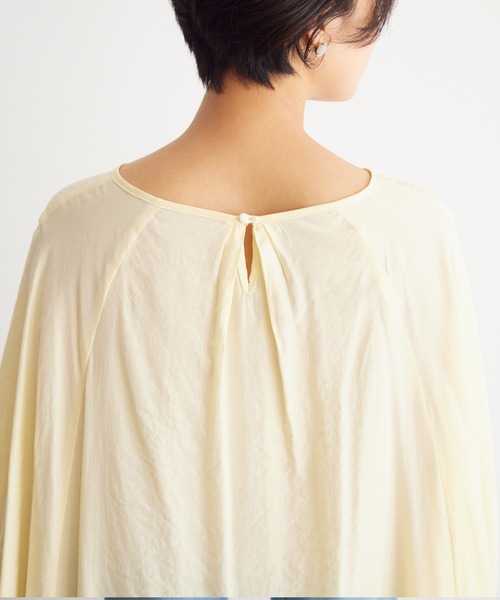OMNES Another Edition（オムネス アナザーエディション）の「気流染めシルクタッチ 袖ギャザー七分袖ポンチョブラウス（シャツ/ブラウス・レディース・ブラック/イエロー/アイボリー・FREE）」の4枚目の写真