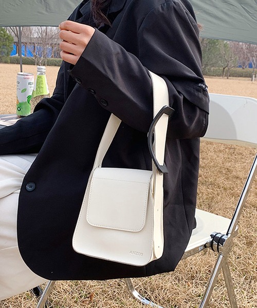 TABI PAL(タビパル)の「バイカラー フラップ式ショルダーバッグ(ショルダーバッグ・レディース・ブラック/グリーン/ホワイト・FREE)」の9枚目の写真
