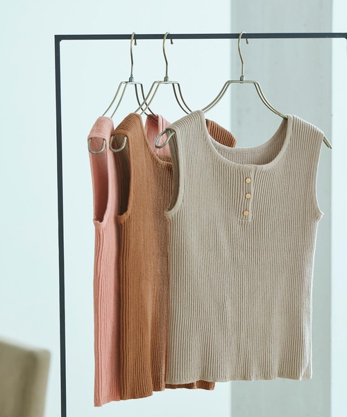 titivate（ティティベイト）の「ｺﾞｰﾙﾄﾞﾎﾞﾀﾝﾍﾝﾘｰﾈｯｸﾀﾝｸﾄｯﾌﾟ（タンクトップ・レディース・ブラック/ピンク/モカ/グレイッシュベージュ・S/M）」の4枚目の写真