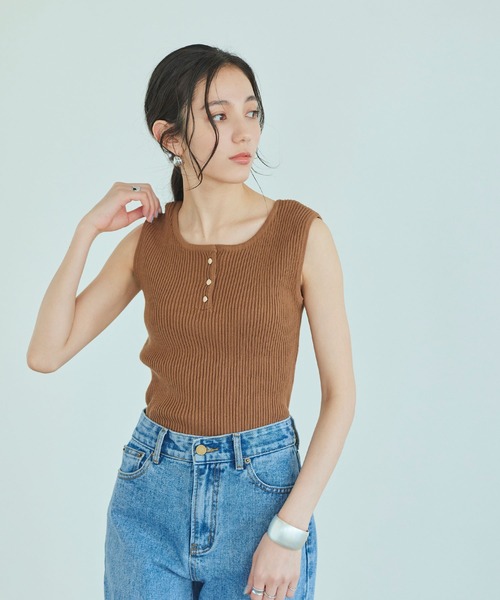 titivate（ティティベイト）の「ｺﾞｰﾙﾄﾞﾎﾞﾀﾝﾍﾝﾘｰﾈｯｸﾀﾝｸﾄｯﾌﾟ（タンクトップ・レディース・ブラック/ピンク/モカ/グレイッシュベージュ・S/M）」の8枚目の写真