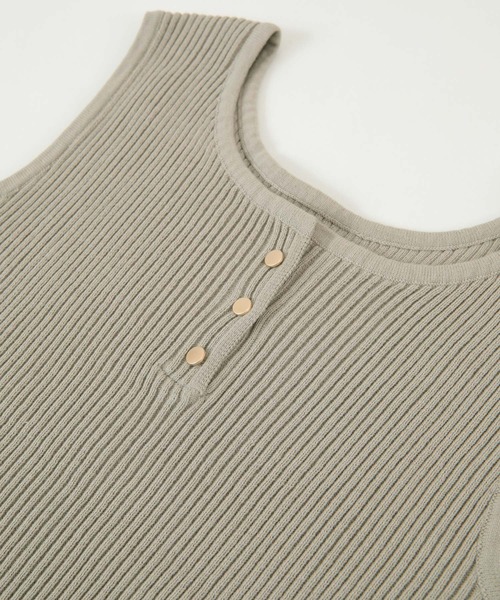 titivate（ティティベイト）の「ｺﾞｰﾙﾄﾞﾎﾞﾀﾝﾍﾝﾘｰﾈｯｸﾀﾝｸﾄｯﾌﾟ（タンクトップ・レディース・ブラック/ピンク/モカ/グレイッシュベージュ・S/M）」の19枚目の写真