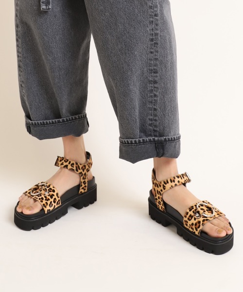 RNA（アールエヌエー）の「E4786 ＢＩＧリングレザーサンダル（サンダル・レディース・ホワイト/ブラック/レオパード・SMALL/MEDIUM）」の3枚目の写真