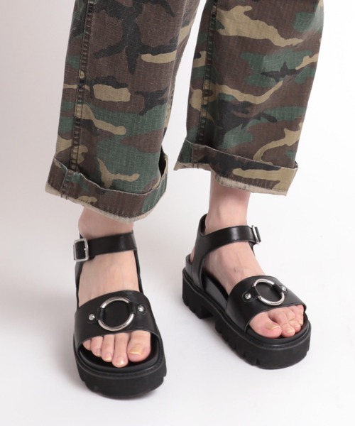 RNA（アールエヌエー）の「E4786 ＢＩＧリングレザーサンダル（サンダル・レディース・ホワイト/ブラック/レオパード・SMALL/MEDIUM）」の2枚目の写真