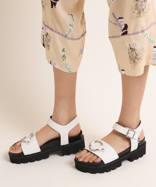 RNA（アールエヌエー）の「E4786 ＢＩＧリングレザーサンダル（サンダル・レディース・ホワイト/ブラック/レオパード・SMALL/MEDIUM）」の6枚目の写真