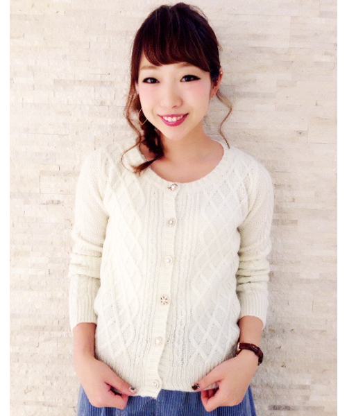 mysty woman（ミスティウーマン）の「ケーブル編みニットカーディガン（カーディガン/ボレロ・レディース・ホワイト/チャコールグレー/アッシュグレー/ダークグリーン/ピンク/サックスブルー・MEDIUM）」の2枚目の写真