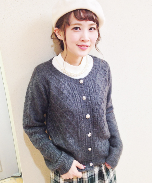 mysty woman（ミスティウーマン）の「ケーブル編みニットカーディガン（カーディガン/ボレロ・レディース・ホワイト/チャコールグレー/アッシュグレー/ダークグリーン/ピンク/サックスブルー・MEDIUM）」の3枚目の写真