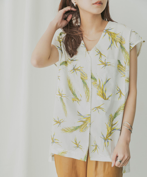 KBF+（ケービーエフプラス）の「KBF+　トロピカルプリントノースリBIGシャツ（シャツ/ブラウス・レディース・ブラック/オフホワイト・ONE）」の2枚目の写真