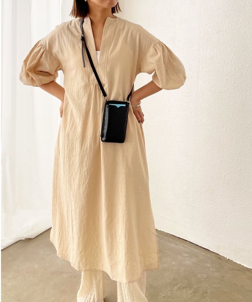 Shelly island(シェリーアイランド)の「深Vネックボリュームワンピース(ワンピース・レディース・ブラック/ベージュ・M)」の3枚目の写真