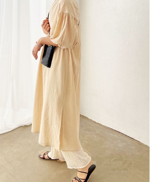 Shelly island(シェリーアイランド)の「深Vネックボリュームワンピース(ワンピース・レディース・ブラック/ベージュ・M)」の4枚目の写真