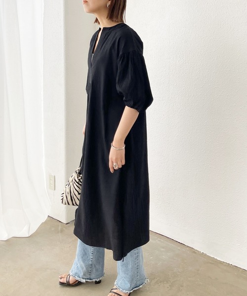 Shelly island(シェリーアイランド)の「深Vネックボリュームワンピース(ワンピース・レディース・ブラック/ベージュ・M)」の6枚目の写真