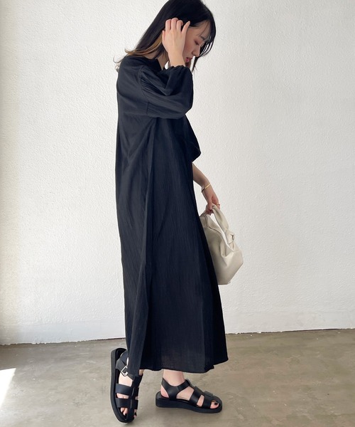 Shelly island(シェリーアイランド)の「深Vネックボリュームワンピース(ワンピース・レディース・ブラック/ベージュ・M)」の17枚目の写真