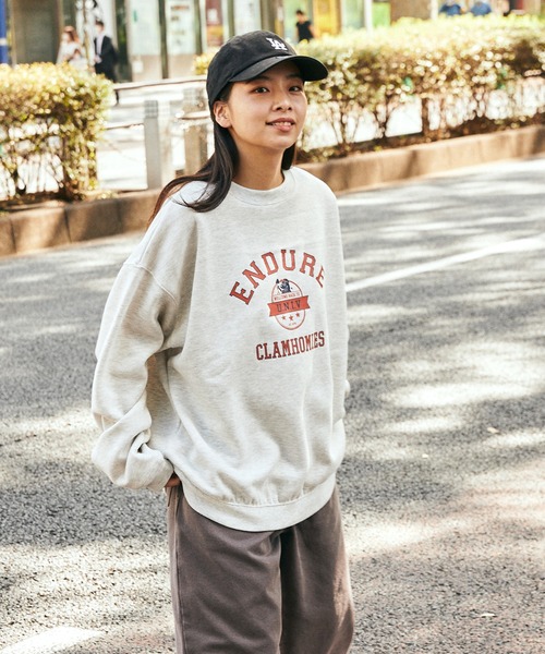 SPOC STORE（スポックストア）の「【SPOC STORE】裏起毛 ワンポイント刺繍/カレッジロゴ オーバーサイズスウェット（スウェット・メンズ・ネイビー/グレー/オレンジ/グリーン/グレー系その他/ブルー系その他/チャコール/パープル/マスタード/モスグリーン/グレー系その他2/グレー系その他3/ブラック/ピンク/ブルー/グレー系その他4・M/L/XL）」の4枚目の写真