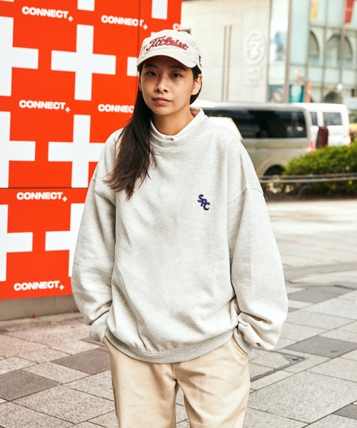 SPOC STORE（スポックストア）の「【SPOC STORE】裏起毛 ワンポイント刺繍/カレッジロゴ オーバーサイズスウェット（スウェット・メンズ・ネイビー/グレー/オレンジ/グリーン/グレー系その他/ブルー系その他/チャコール/パープル/マスタード/モスグリーン/グレー系その他2/グレー系その他3/ブラック/ピンク/ブルー/グレー系その他4・M/L/XL）」の18枚目の写真