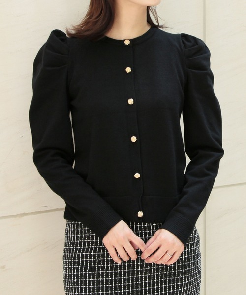 Julia Boutique(ジュリアブティック)の「ゴールドボタンパワショルニットカーディガン/21523(カーディガン/ボレロ・レディース・ホワイト/ブラック/ピンク・ONE)」の1枚目の写真