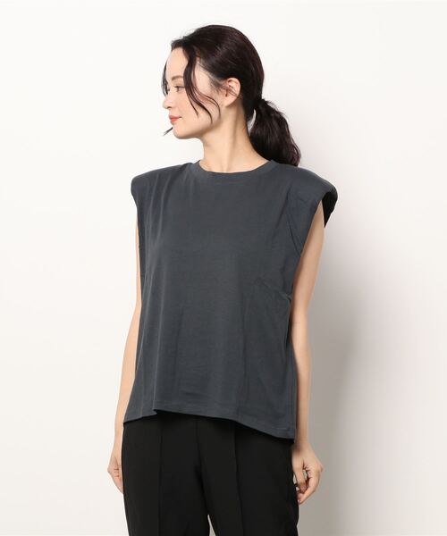 MADEMOISELLE ROPE'(マドモアゼル ロペ)の「【JUST FEMALE】パッドノースリーブカットソー(Tシャツ/カットソー・レディース・カーキ/ホワイト・FREE)」の1枚目の写真
