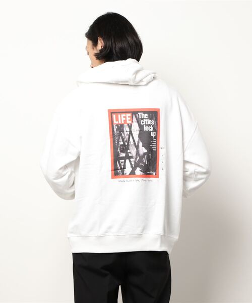 COLONY 2139(コロニートゥーワンスリーナイン)の「LIFEコラボ裏毛パーカー※ユニセックス対応(パーカー・メンズ・ホワイト/ブラック・MEDIUM/LARGE)」の3枚目の写真