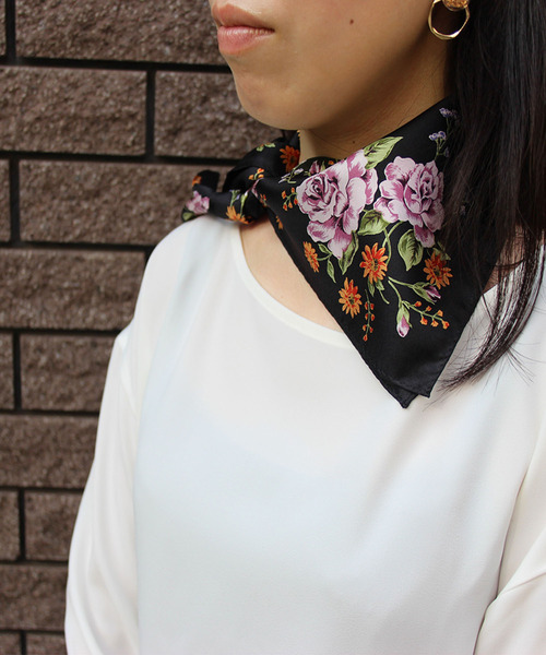 wiz（ウィズ）の「ウィズ wiz / 日本製クラシックバラ柄シルクスカーフ（バンダナ/スカーフ・レディース・マスタード/ブラック/ワイン・FREE）」の2枚目の写真