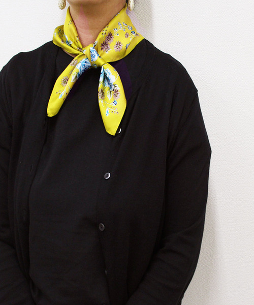 wiz（ウィズ）の「ウィズ wiz / 日本製クラシックバラ柄シルクスカーフ（バンダナ/スカーフ・レディース・マスタード/ブラック/ワイン・FREE）」の7枚目の写真