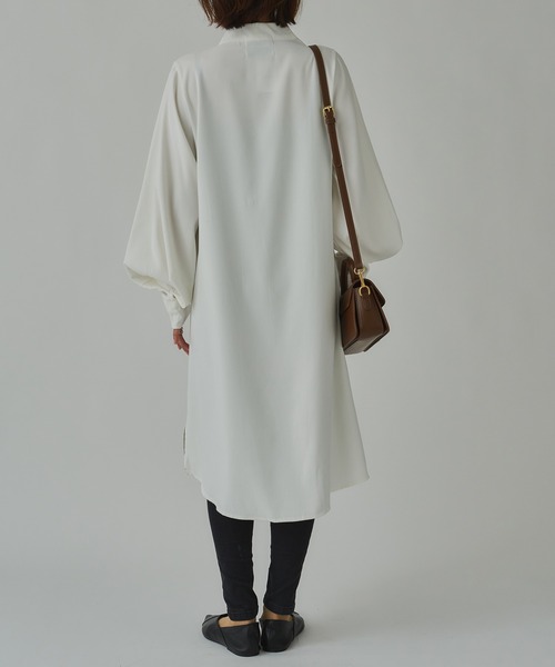 SETUP7（セットアップセブン）の「【SETUP7】シルクタッチスタンドカラーロングシャツ KNF（シャツ/ブラウス・レディース・ホワイト/ベージュ/ブルー・4/5）」の4枚目の写真