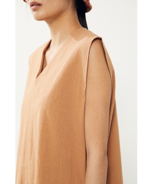 BLACK BY MOUSSY（ブラックバイマウジー）の「no sleeve V neck one-piece（ノースリーブVネックワンピース）（ワンピース・レディース・ブラック/キャメル/ライトカーキ・1/2）」の4枚目の写真