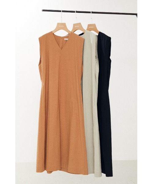 BLACK BY MOUSSY（ブラックバイマウジー）の「no sleeve V neck one-piece（ノースリーブVネックワンピース）（ワンピース・レディース・ブラック/キャメル/ライトカーキ・1/2）」の19枚目の写真