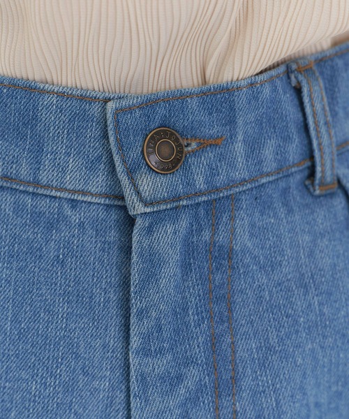 TINA:JOJUN(ティーナジョジュン)の「裾折り返し デニムショートパンツ TINA:JOJUN(デニムパンツ・レディース・ライトブルー/インディゴブルー・S/M)」の4枚目の写真