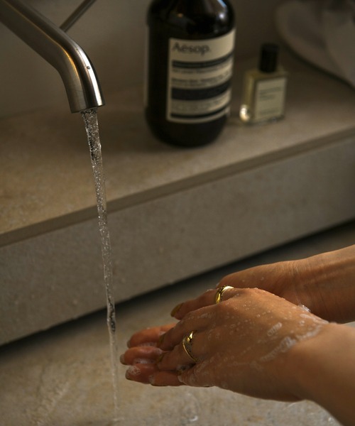 muku(ムク)の「金属アレルギー対応 変形ボリュームリング/サージカルステンレス/316L(リング・レディース・シルバー/ゴールド・9/11/13/15 )」の3枚目の写真