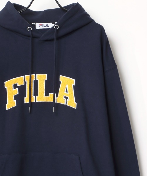 FILA(フィラ)の「FILA/フィラ 別注 オーバーサイズ カレッジロゴ ワッペン サガラ刺繍 スウェット レディース メンズ トレーナー パーカー(パーカー・メンズ・アッシュグレー/ダークグリーン/ネイビー/スミクロ・LL/M/L)」の4枚目の写真