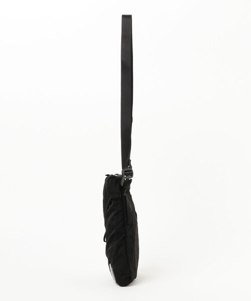 C.P. COMPANY（シーピーカンパニー）の「C.P. Company / Nylon B Shoulder Pack（ショルダーバッグ・メンズ・ブラック・ONE SIZE）」の4枚目の写真