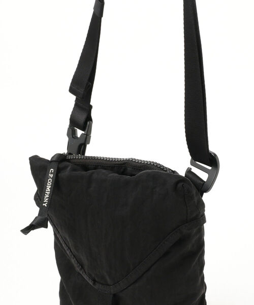 C.P. COMPANY（シーピーカンパニー）の「C.P. Company / Nylon B Shoulder Pack（ショルダーバッグ・メンズ・ブラック・ONE SIZE）」の2枚目の写真