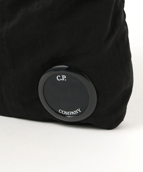 C.P. COMPANY（シーピーカンパニー）の「C.P. Company / Nylon B Shoulder Pack（ショルダーバッグ・メンズ・ブラック・ONE SIZE）」の6枚目の写真
