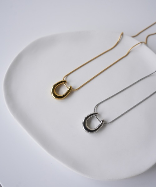 IAMUSE（アイアミューズ）の「金属アレルギー対応　ホースシューネックレス S0832【IAMUSE】（ネックレス・レディース・シルバー/ゴールド・FREE）」の2枚目の写真