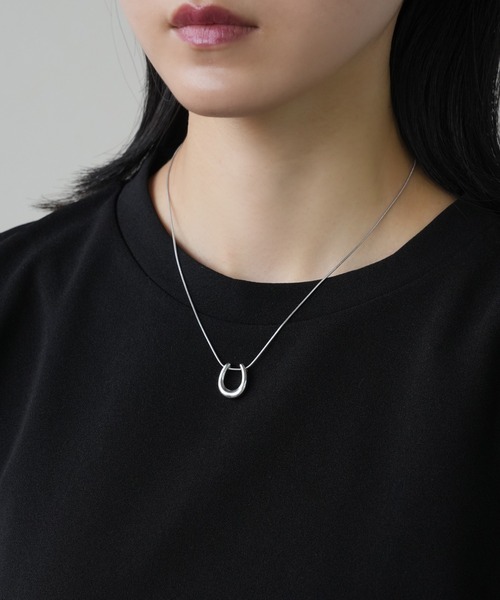 IAMUSE（アイアミューズ）の「金属アレルギー対応　ホースシューネックレス S0832【IAMUSE】（ネックレス・レディース・シルバー/ゴールド・FREE）」の8枚目の写真